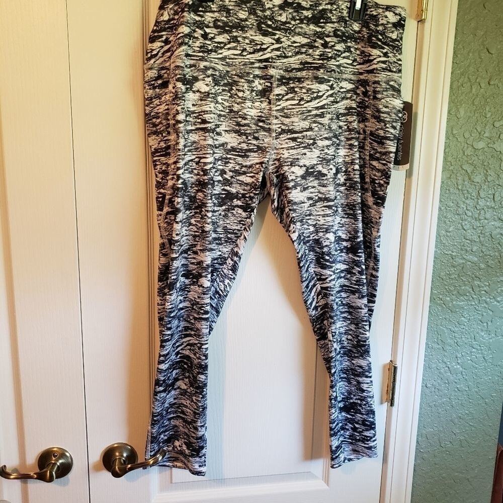 NEW DAISY Fuentes fit athletic leggings, side pockets, size 3X